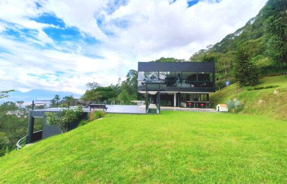 CASA CAMPESTRE EN VENTA ENVIGADO SECTOR LOMA DEL ESCOBERO.