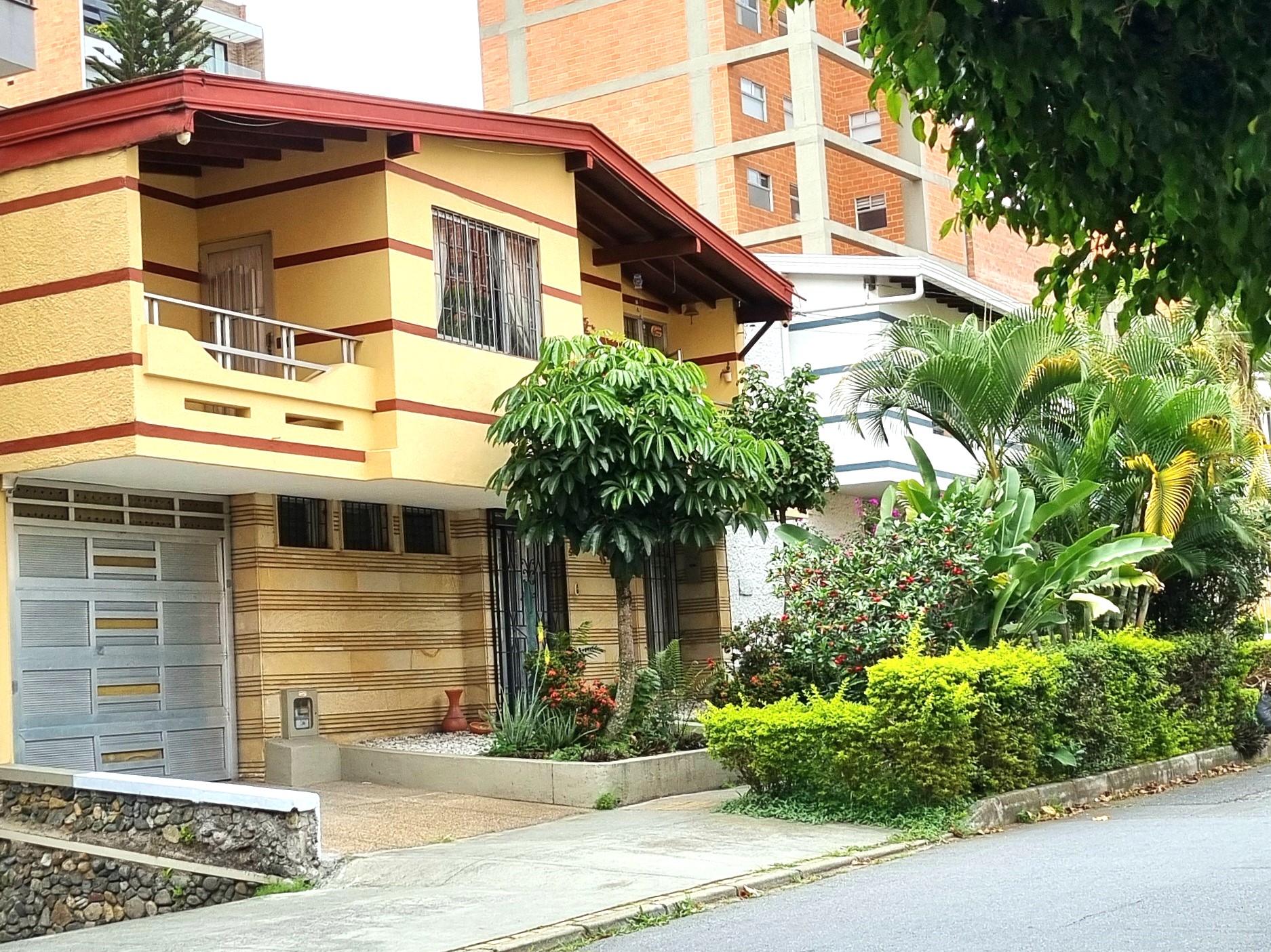 CASA 2 NIVELES EN VENTA MEDELLÍN LAURELES SECTOR LA CASTELLANA.