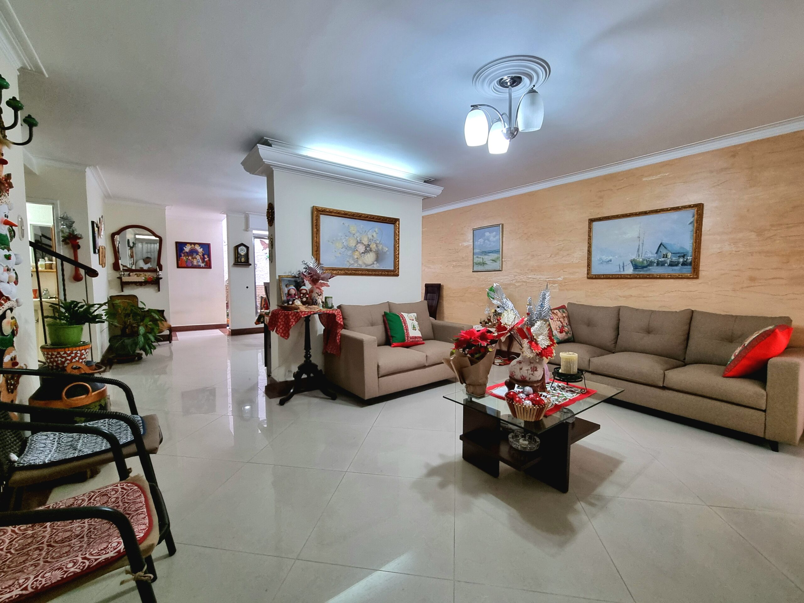 CASA 2 NIVELES EN VENTA MEDELLÍN LAURELES SECTOR LA CASTELLANA.