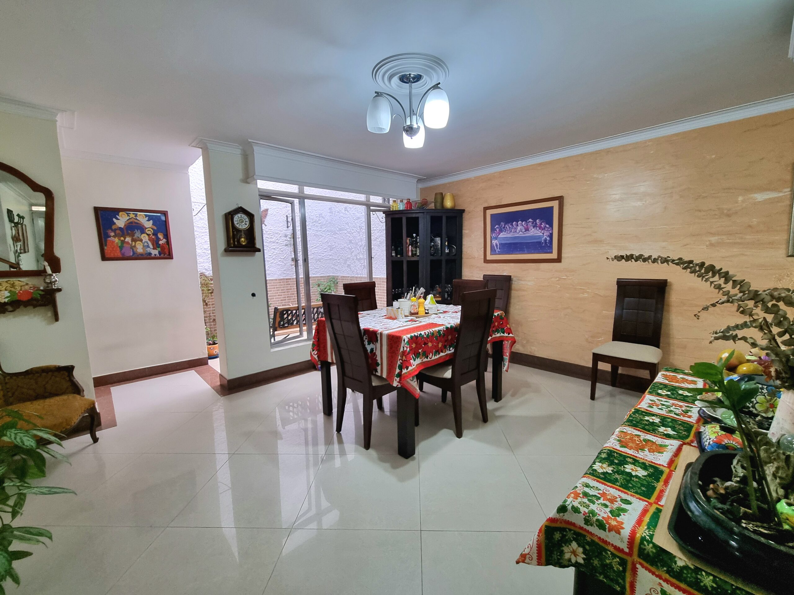 CASA 2 NIVELES EN VENTA MEDELLÍN LAURELES SECTOR LA CASTELLANA.