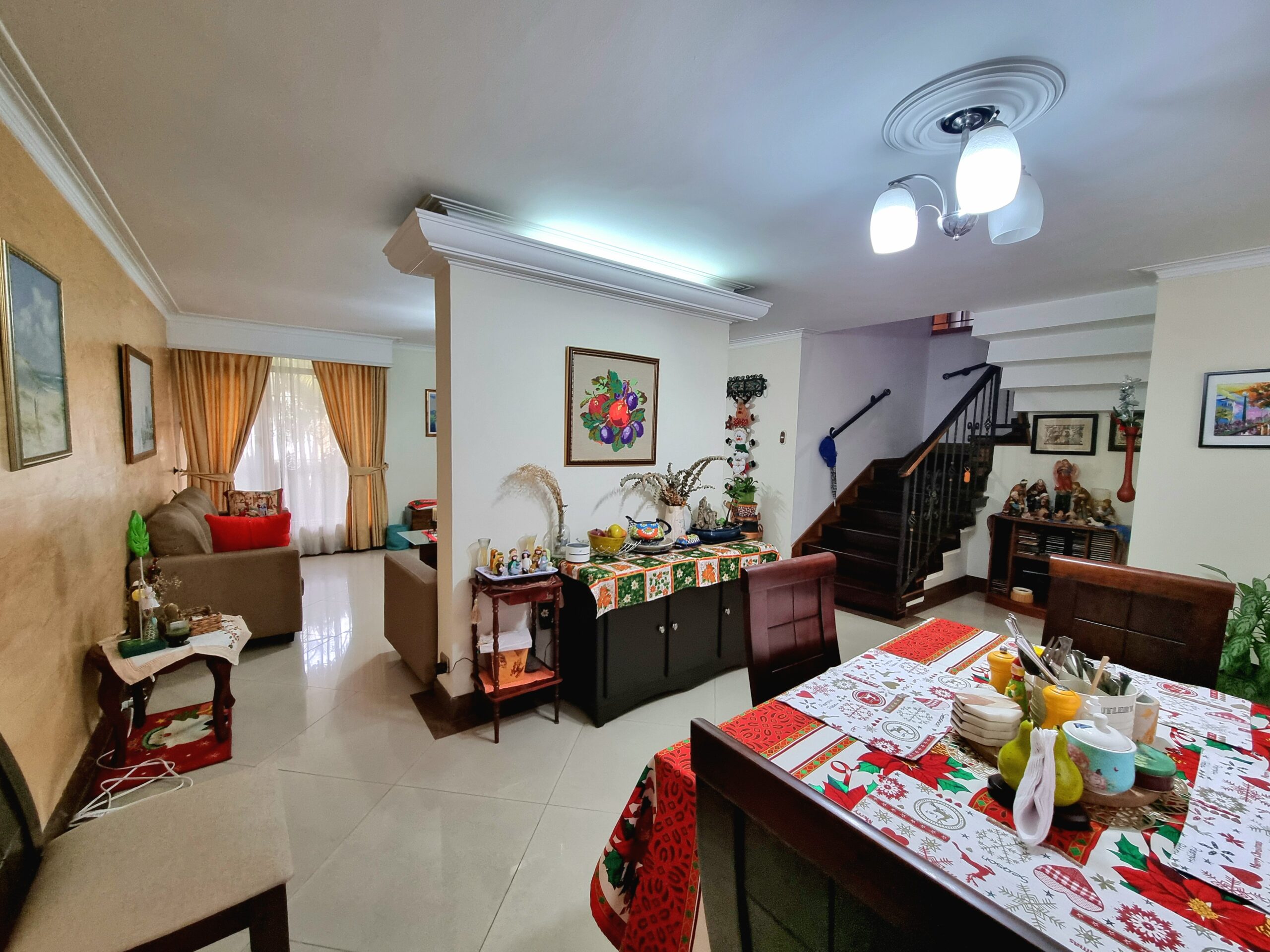 CASA 2 NIVELES EN VENTA MEDELLÍN LAURELES SECTOR LA CASTELLANA.