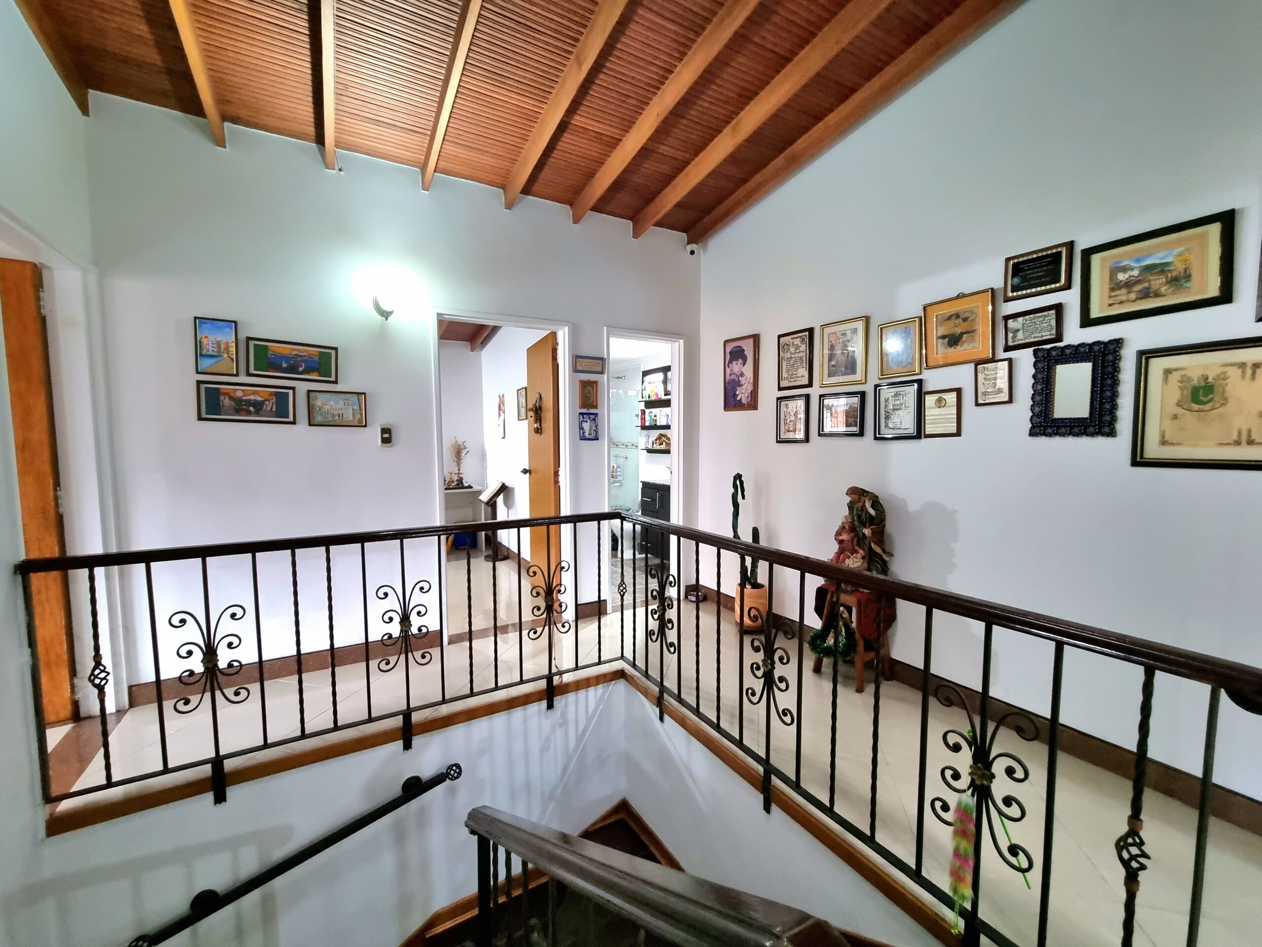 CASA 2 NIVELES EN VENTA MEDELLÍN LAURELES SECTOR LA CASTELLANA.