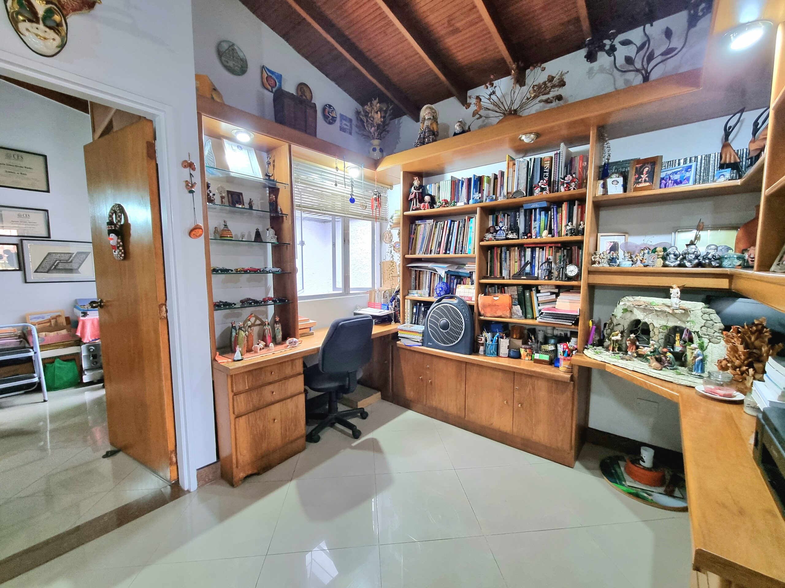 CASA 2 NIVELES EN VENTA MEDELLÍN LAURELES SECTOR LA CASTELLANA.