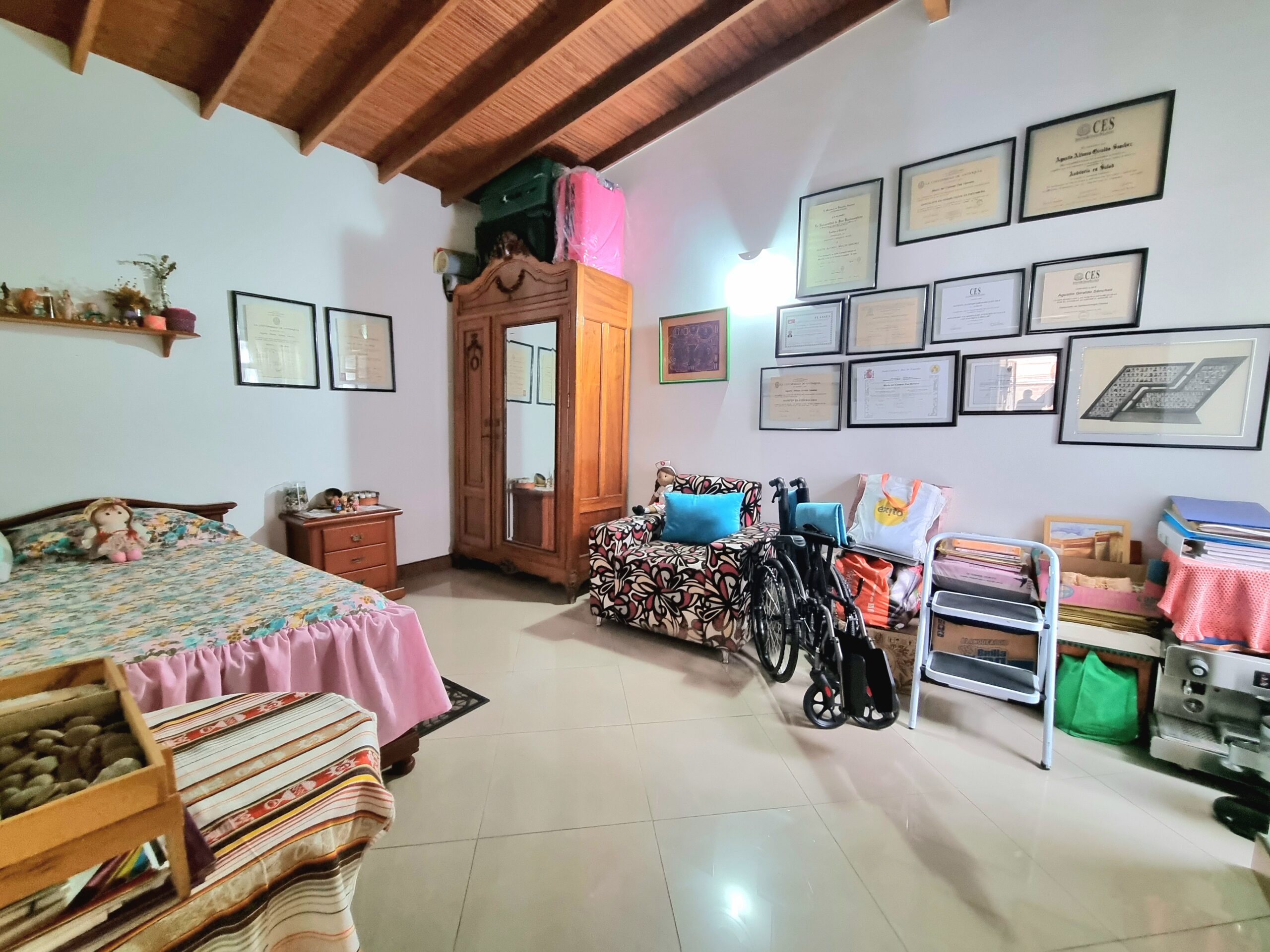 CASA 2 NIVELES EN VENTA MEDELLÍN LAURELES SECTOR LA CASTELLANA.