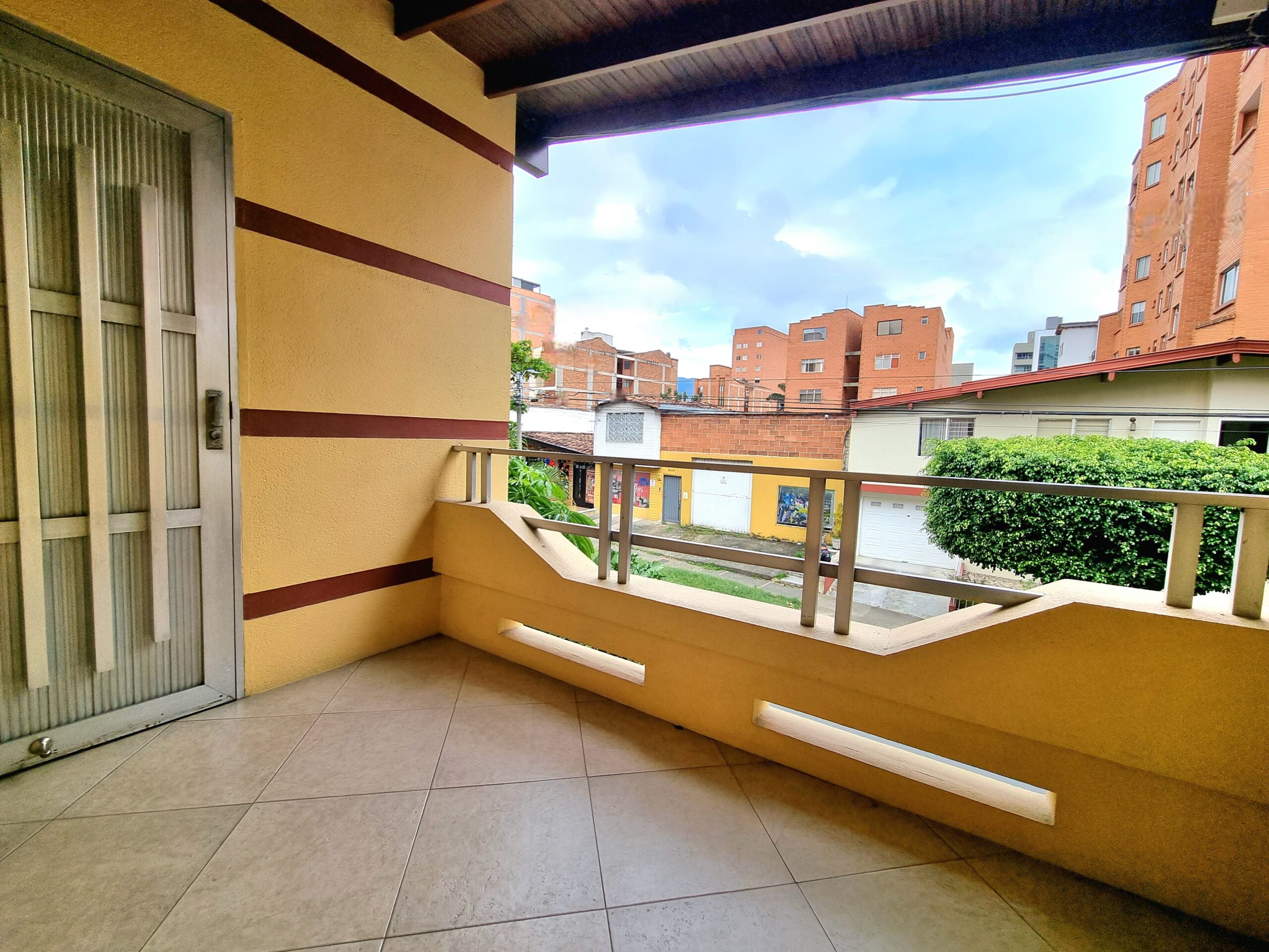 CASA 2 NIVELES EN VENTA MEDELLÍN LAURELES SECTOR LA CASTELLANA.
