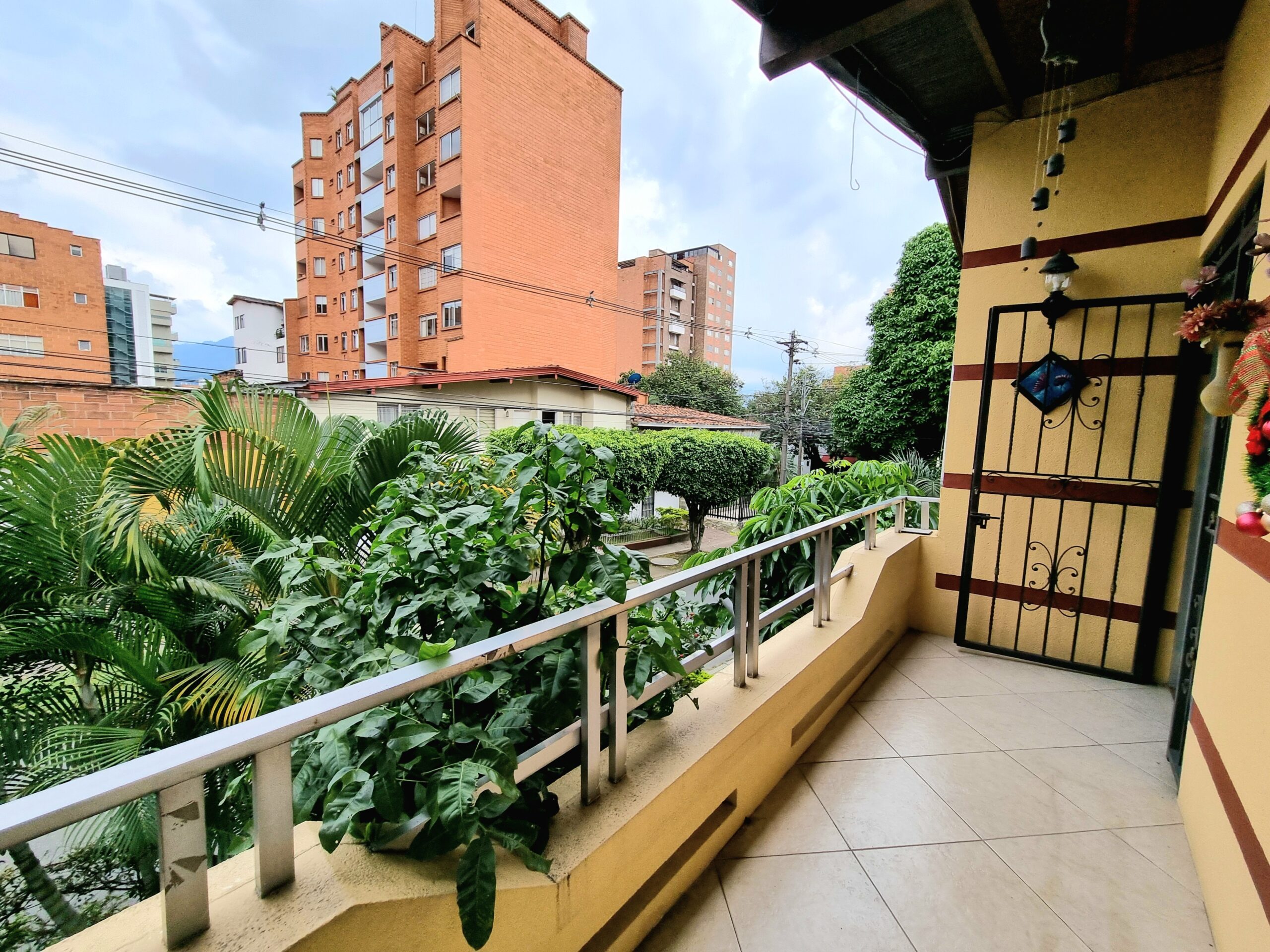 CASA 2 NIVELES EN VENTA MEDELLÍN LAURELES SECTOR LA CASTELLANA.